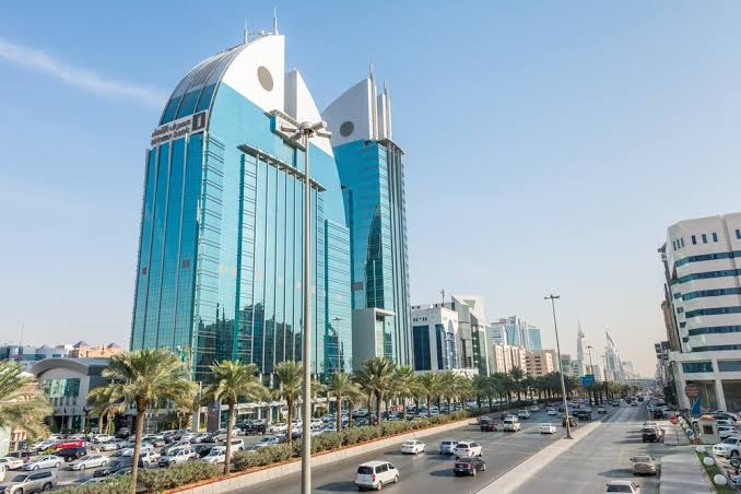 “فيتش”: البنوك السعودية تحقق نمواً قوياً في الدخل والإقراض.. والتفوق مستمر في 2025 (إنفو جراف)