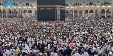 المصلون يؤدون أول صلاة جمعة في شهر رمضان لهذا العام بالمسجد الحرام