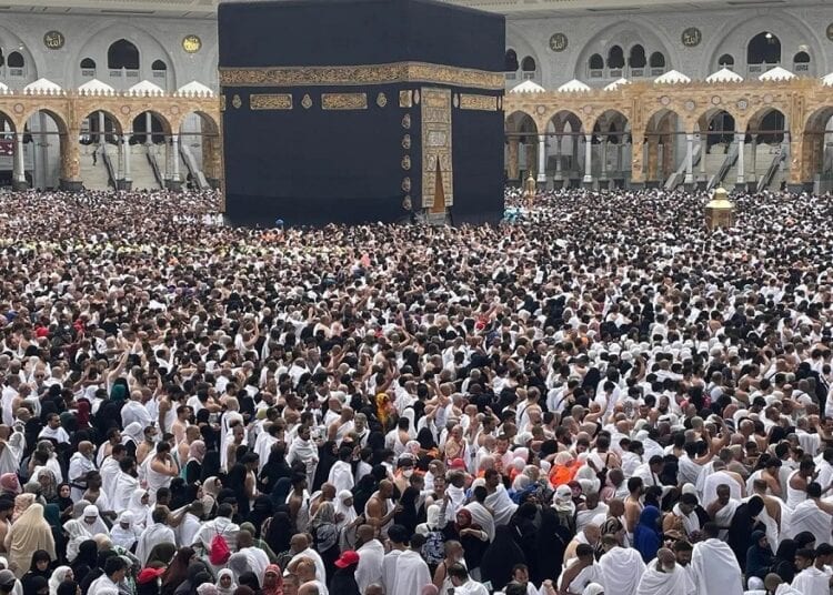 المصلون يؤدون أول صلاة جمعة في شهر رمضان لهذا العام بالمسجد الحرام