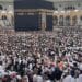 المصلون يؤدون أول صلاة جمعة في شهر رمضان لهذا العام بالمسجد الحرام