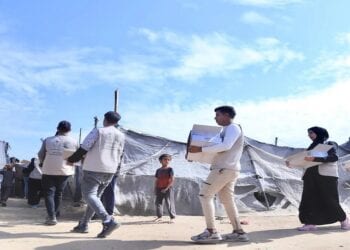 مركز الملك سلمان للإغاثة يوزّع التمور على الأسر الفلسطينية في مدينتي خان يونس ورفح جنوب قطاع غزة
