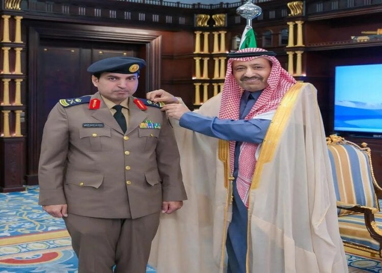الأمير حسام بن سعود يقلّد مدير الدفاع المدني بالباحة رتبته الجديدة ويطّلع على التقرير السنوي لإنجازات المديرية