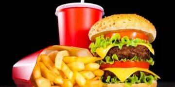 دراسة: الوجبات السريعة تسرّع الشيخوخة البيولوجية حتى لدى الشباب