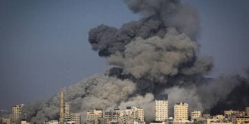 استشهاد 14 فلسطينيًا وفقدان 8 آخرين في قصف إسرائيلي على غزة