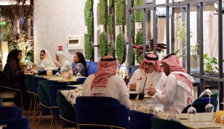 13 مليار ريال.. إنفاق السعوديين على الأطعمة والملابس والترفيه في أول أسبوع رمضان