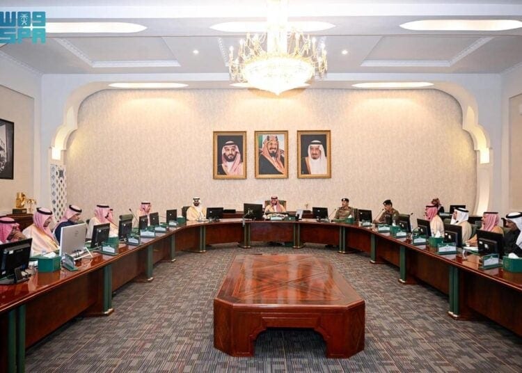 محافظ الطائف يطلع على أنشطة جمعية الورد والنباتات العطرية