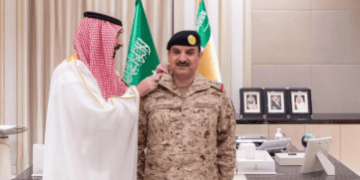 وزير الحرس الوطني يقلّد الفريق الركن صالح الحربي رتبته الجديدة ويهنئه بالثقة الملكية