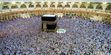 موسم الحج والحجاج يطوفون حول الكعبة بعد الحصول على الشهادات الصحية الموسمية لحج 1446هـ