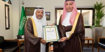 الرئيس التنفيذي للهيئة الملكية لمدينة الرياض يُسلِّم الفوزان والشايع وسام الملك عبدالعزيز من الدرجة الرابعة