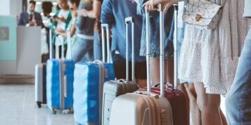 لن تضيع حقيبتك بعد اليوم.. تعرف على أفضل الألوان لتفادي الخلط في المطار