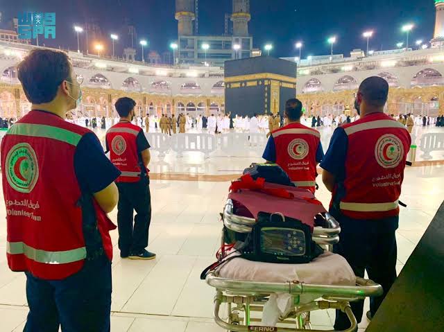 إنقاذ نبضات الحياة وسط الزحام.. تدخل بطولي للهلال الأحمر داخل الحرم المكي