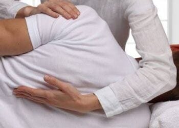 لا تغامر بظهرك.. ”طق الأبهر” راحة مؤقتة بثمن صحي باهظ