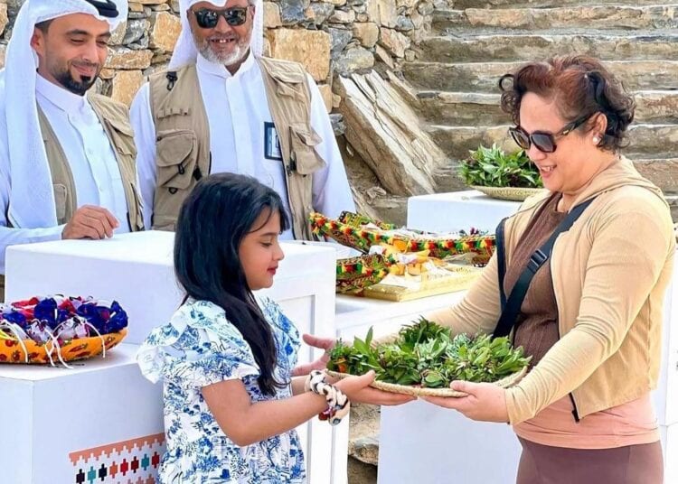 هدايا تذكارية وركن للضيافة.. هيئة التراث تحتفي بزوار قرية ذي عين خلال عيد الفطر