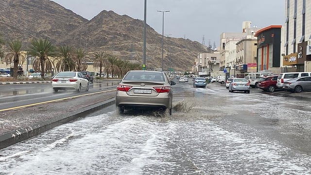أمطار متفرقة على عدة مناطق بالمملكة وتحذيرات من “الأرصاد” بسبب التقلبات الجوية