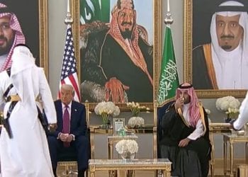 الرئيس الأمريكي يحتسي القهوة السعودية