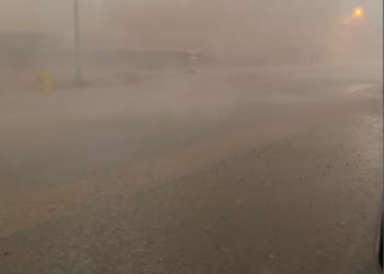 عاصفة ترابية تحوّل نهار عفيف إلى ليل.. صور أمطار واضراب شديد بالجو