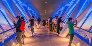 جسر برج المملكة المعلق.. شاهد جمال المملكة من سماء الرياض