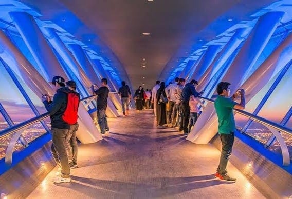 جسر برج المملكة المعلق.. شاهد جمال المملكة من سماء الرياض