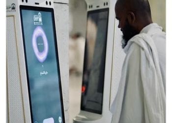 روبوت “منارة” يجيب السائلين في الحرم.. نقلة نوعية في الإرشاد الديني بموسم الحج