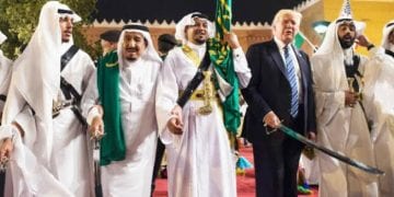 لقطة من مشاركة ترامب والملك سلمان في العرضة السعودية التي تعد رقصة أدهشت العالم وهذا خلال زيارة رسمية.