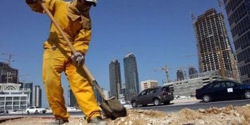 السعودية تبدأ تطبيق حظر العمل تحت أشعة الشمس لحماية العمال من مخاطر الصيف