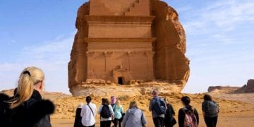 مسافرون سعوديون في مدائن صالح، وتقع في محافظة العلا بمنطقة المدينة المنورة