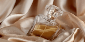 عطرك يدوم أطول.. 6 خطوات تجعل رائحته ثابتة طوال اليوم