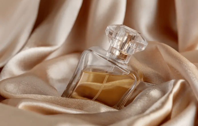 عطرك يدوم أطول.. 6 خطوات تجعل رائحته ثابتة طوال اليوم