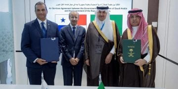 لحظة توقيع اتفاقية في مجال خدمات النقل الجوي بين المملكة العربية السعودية وجمهورية بنما