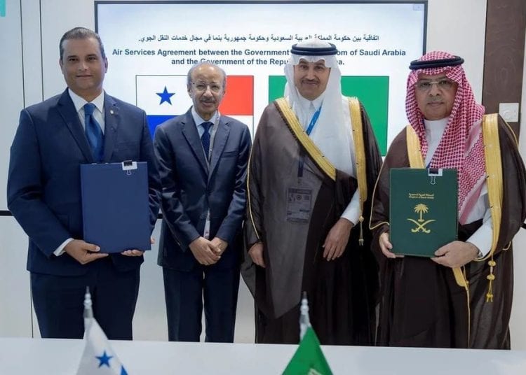 لحظة توقيع اتفاقية في مجال خدمات النقل الجوي بين المملكة العربية السعودية وجمهورية بنما