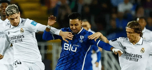 الريال ضد الهلال.. حارس السعودي يتصدى لركلة جزاء ريال مدريد والتعادل سيد الموقف