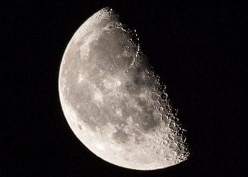 القمر يصل إلى مرحلة التربيع الأخير الليلة.. مشهد فلكي مثالي للرصد والتصوير