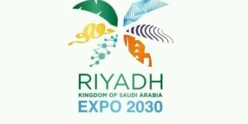 شعار إكسبو 2030 الرياض مع معالم حديثة