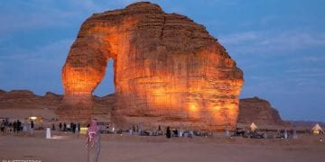 سياح يزورون أحد المعالم السياحية في السعودية ضمن النمو القياسي للقطاع السياحي خلال عام 2024