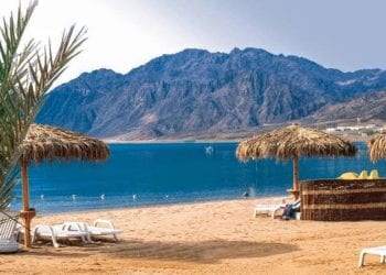 مشهد لشاطئ دهب والأنشطة البحرية والسياحية التي تجذب الزوار على ساحل البحر الأحمر