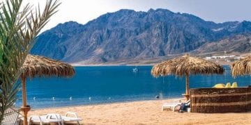 مشهد لشاطئ دهب والأنشطة البحرية والسياحية التي تجذب الزوار على ساحل البحر الأحمر