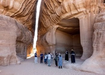 مشاهد سياحية من المملكة تعكس النمو المستمر في أعداد الزوار والاستثمارات السياحية.