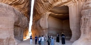 مشاهد سياحية من المملكة تعكس النمو المستمر في أعداد الزوار والاستثمارات السياحية.