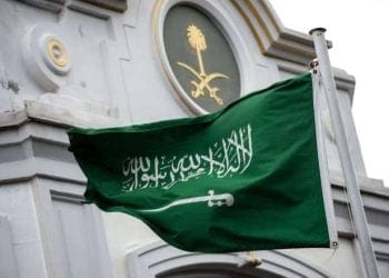 علم السعودية يعكس نجاح المملكة وكيف السعودية تنافس العالم سياحيًا