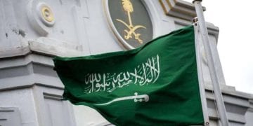 علم السعودية يعكس نجاح المملكة وكيف السعودية تنافس العالم سياحيًا