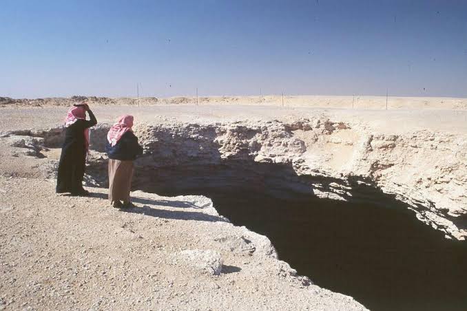 هضبة الصمان وسط الكثبان الرملية لعشاق التخييم والمغامرات البرية.
