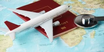 صورة طائرة مصغرة تعبر عن السفر لتعرف أهمية التأمين أثناء السفر.. دليلك لحماية رحلتك من المفاجآت