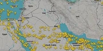 خريطة فلايت رادار تظهر كثافة عالية وازدحاماً للطائرات في الممرات البديلة فوق قطاع السفر السعودي في أجواء آمنة