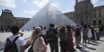 متحف اللوفر في باريس مع ازدحام سياحي كبير