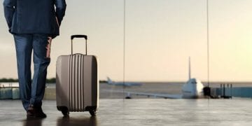 صورة حقيبة سفر (Suitcase) موضوعة في صالة انتظار بالمطار بعد معرفة قائمة الدول غير الآمنة للسفر