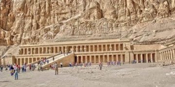 معبد الكرنك في الأقصر وسط نقوش فرعونية تاريخية