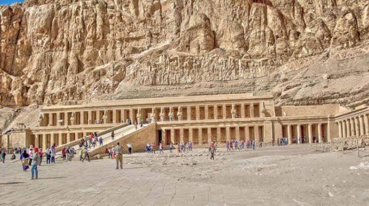معبد الكرنك في الأقصر وسط نقوش فرعونية تاريخية