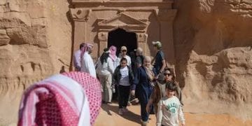 مشهد لسياح في مناطق دينية وسياحية داخل السعودية.