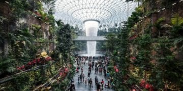 مطار حديث بتصميم سياحي ومرافق ترفيهية