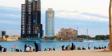 مشهد لشاطئ المستقبل بجدة يضم عائلات وأنشطة مائية على ساحل جدة.